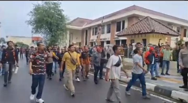 Ratusan Massa Kepung PN Pangkalpinang, Tolak Aksi "Ngamen" Batara CS yang Dinilai Ganggu Persidangan